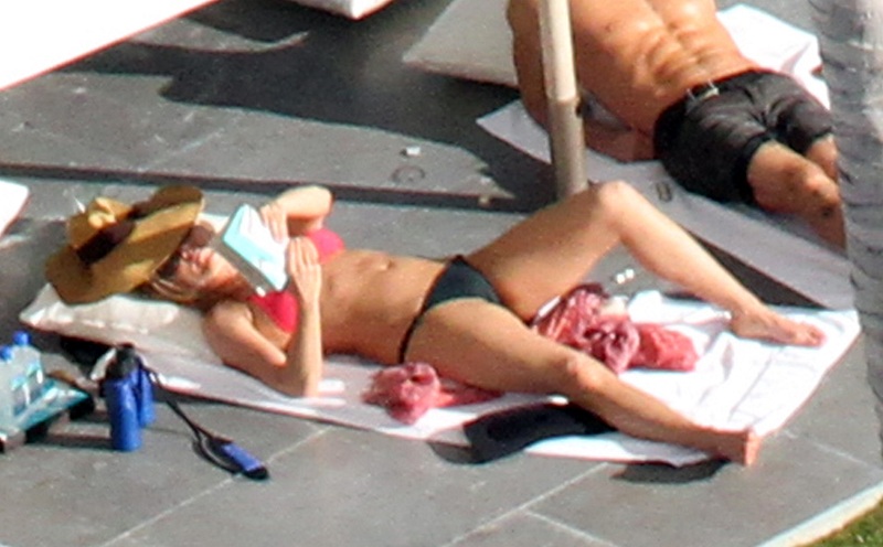 Jennifer aniston papparazzi bikini