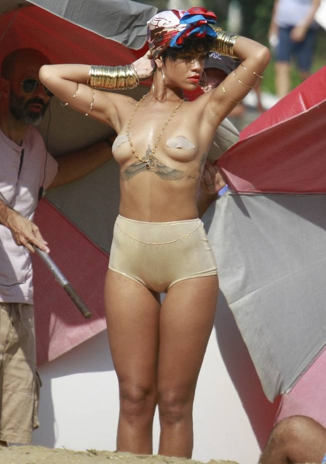 Rihanna en topless durante una sesión de fotos para Vogue La BiblioTeta